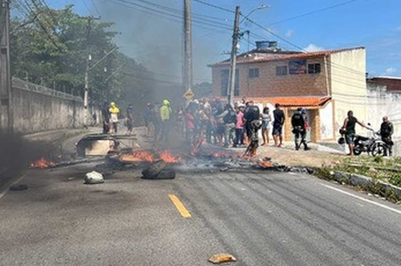 Populares fecham avenida de João Pessoa em novo protesto contra morte de trabalhador